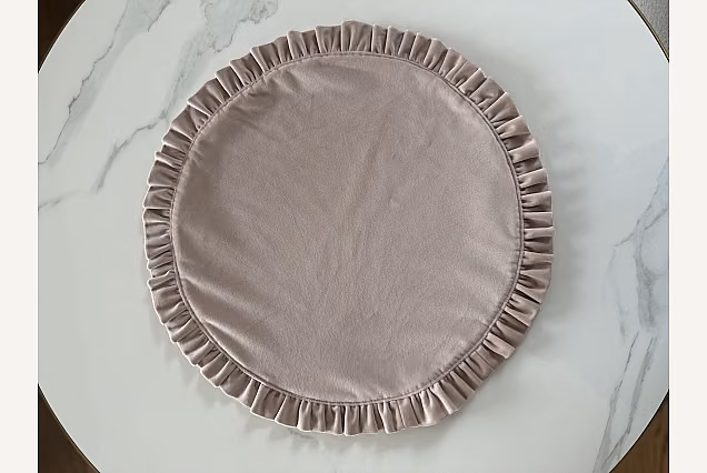 Podkładka atłasowa-43cm z falbanką pudrowy róż