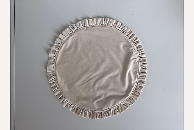 Podkładka atłasowa-43cm z falbanką beżowy -ivory